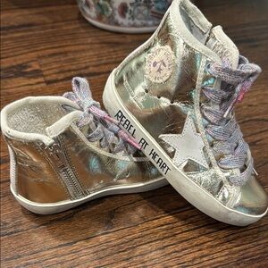 Golden Goose Silver and White Sneakers with Distinctive Design BONPOINT Calab